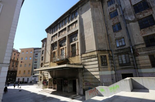 Rijeka: Zbog neodravanja propada zgrada Teatro Fenice, nekad najve?e gradsko kino Rijeka: Zbog neodravanja propada zgrada Teatro Fenice, nekad najve?e gradsko kino