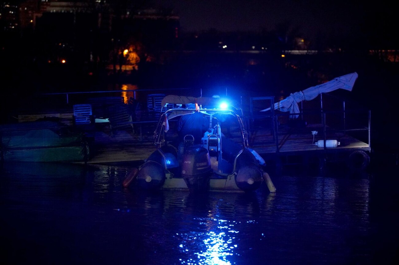 Beograd: Potonuo splav Kartel, posjetitelji skakali u Savu i plivali do obale Beograd: Potonuo splav Kartel, posjetitelji skakali u Savu i plivali do obale