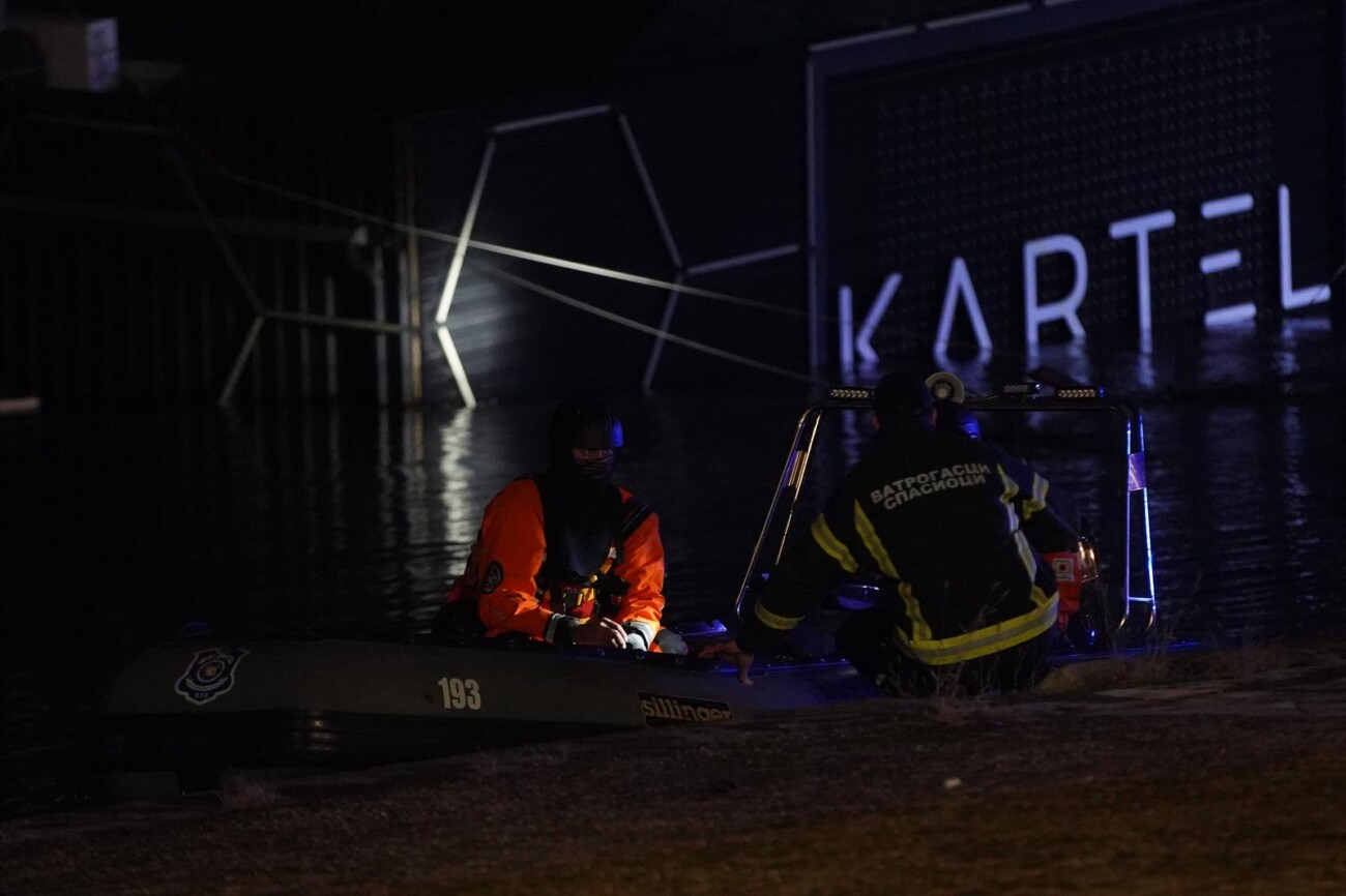 Beograd: Potonuo splav Kartel, posjetitelji skakali u Savu i plivali do obale Beograd: Potonuo splav Kartel, posjetitelji skakali u Savu i plivali do obale