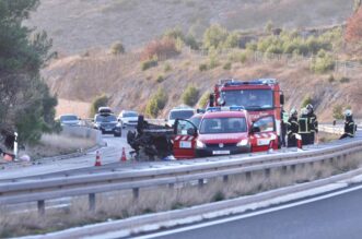 Dugopolje: U prevrtanju osobnog vozila smrtno stradala jedna osoba, zatvoren dio A1 Dugopolje: U prevrtanju osobnog vozila smrtno stradala jedna osoba, zatvoren dio A1