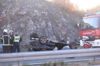 Dugopolje: U prevrtanju osobnog vozila smrtno stradala jedna osoba, zatvoren dio A1 Dugopolje: U prevrtanju osobnog vozila smrtno stradala jedna osoba, zatvoren dio A1