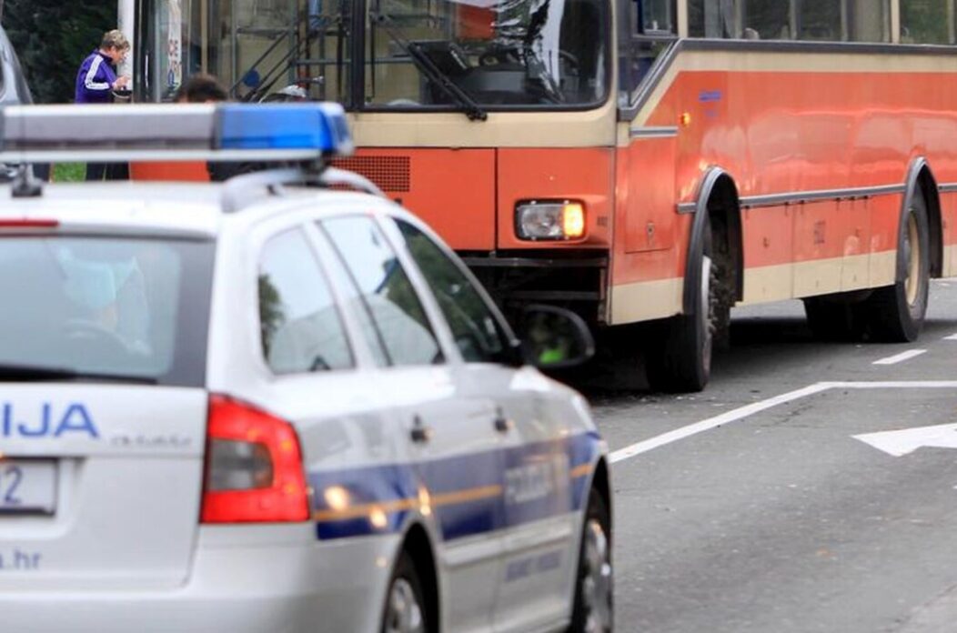 Rijeka: U sudaru autobusa i automobila ozlijeđeno nekoliko osoba Rijeka: U sudaru autobusa i automobila ozlijeđeno nekoliko osoba