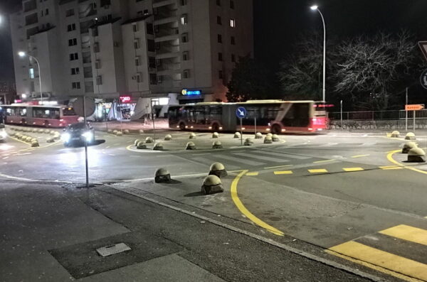 AUTOBUS-ZA-AUTOBUSOM