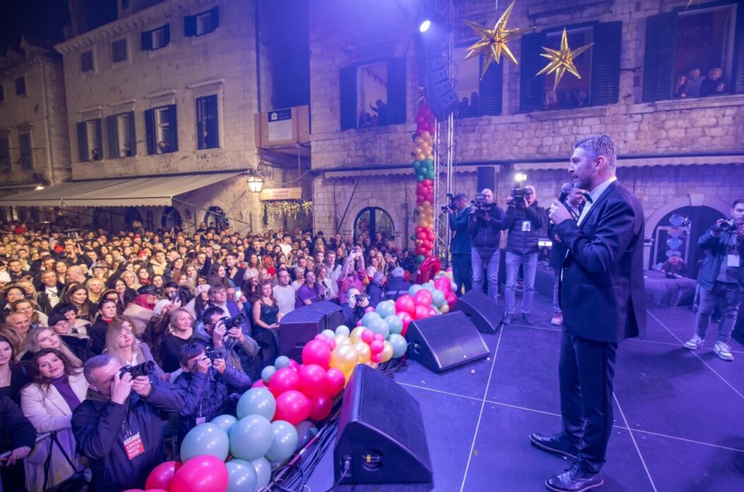 Dubrovnik: Građani na Stradunu dočekuju novu 2024. godinu uz Zdravka Čolića Dubrovnik: Građani na Stradunu dočekuju novu 2024. godinu uz Zdravka Čolića