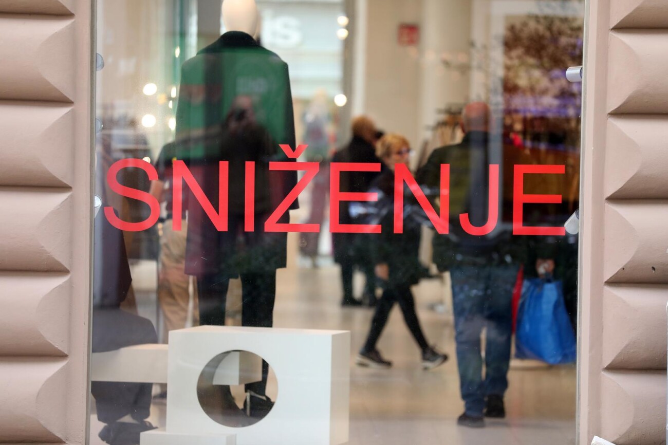 Rijeka: Pocela snizenja po trgovinama Rijeka: Pocela snizenja po trgovinama