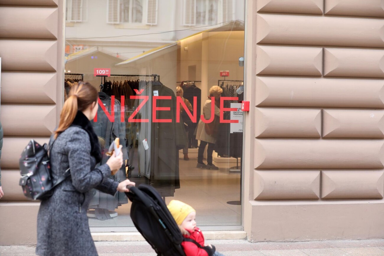 Rijeka: Pocela snizenja po trgovinama Rijeka: Pocela snizenja po trgovinama