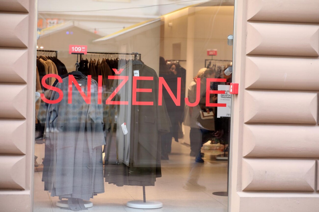 Rijeka: Pocela snizenja po trgovinama Rijeka: Pocela snizenja po trgovinama