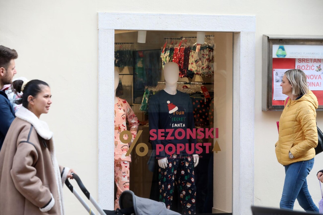 Rijeka: Pocela snizenja po trgovinama Rijeka: Pocela snizenja po trgovinama