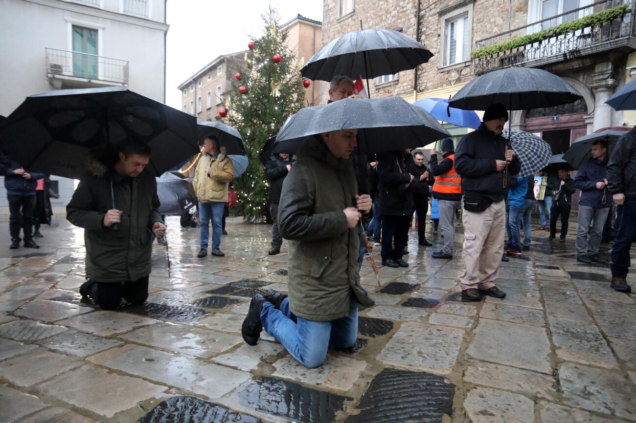 Rijeka: Molitelji pred katedralom Svetog Vida Rijeka: Molitelji pred katedralom Svetog Vida