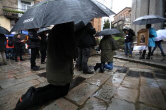 Rijeka: Molitelji pred katedralom Svetog Vida Rijeka: Molitelji pred katedralom Svetog Vida