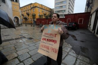 Rijeka: Molitelji pred katedralom Svetog Vida Rijeka: Molitelji pred katedralom Svetog Vida