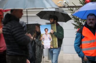 Rijeka: Molitelji pred katedralom Svetog Vida Rijeka: Molitelji pred katedralom Svetog Vida