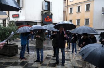 Rijeka: Molitelji pred katedralom Svetog Vida Rijeka: Molitelji pred katedralom Svetog Vida