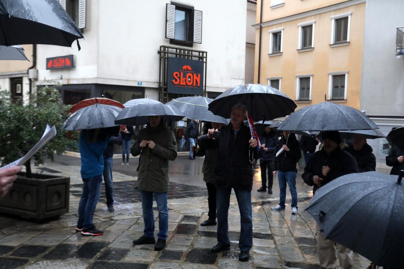 Rijeka: Molitelji pred katedralom Svetog Vida Rijeka: Molitelji pred katedralom Svetog Vida