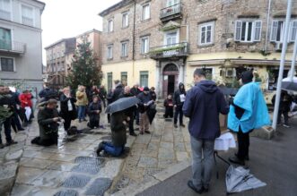 Rijeka: Molitelji pred katedralom Svetog Vida Rijeka: Molitelji pred katedralom Svetog Vida