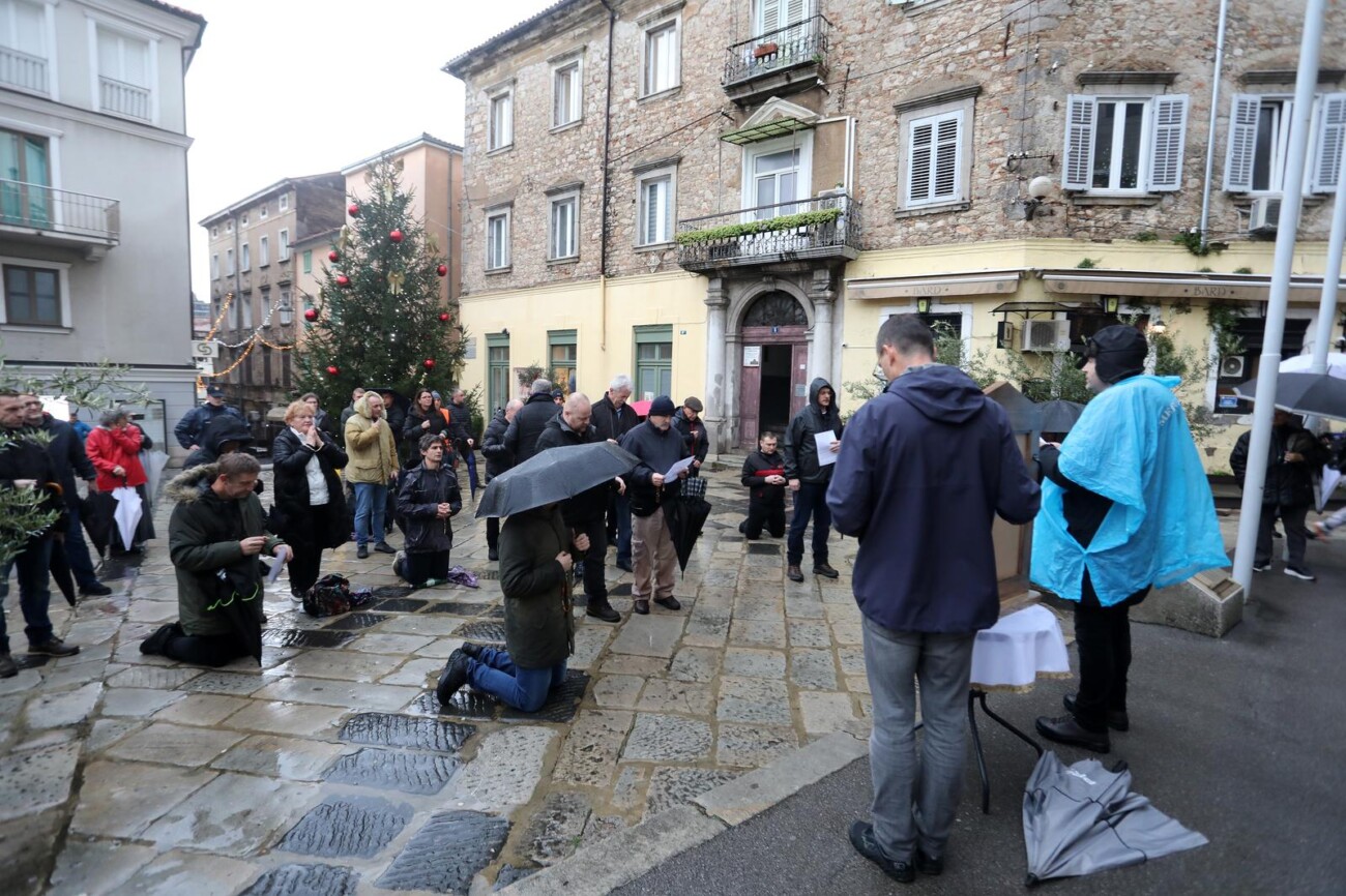 Rijeka: Molitelji pred katedralom Svetog Vida Rijeka: Molitelji pred katedralom Svetog Vida
