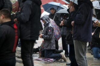 Rijeka: Molitelji pred katedralom Svetog Vida Rijeka: Molitelji pred katedralom Svetog Vida