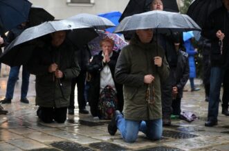 Rijeka: Molitelji pred katedralom Svetog Vida Rijeka: Molitelji pred katedralom Svetog Vida