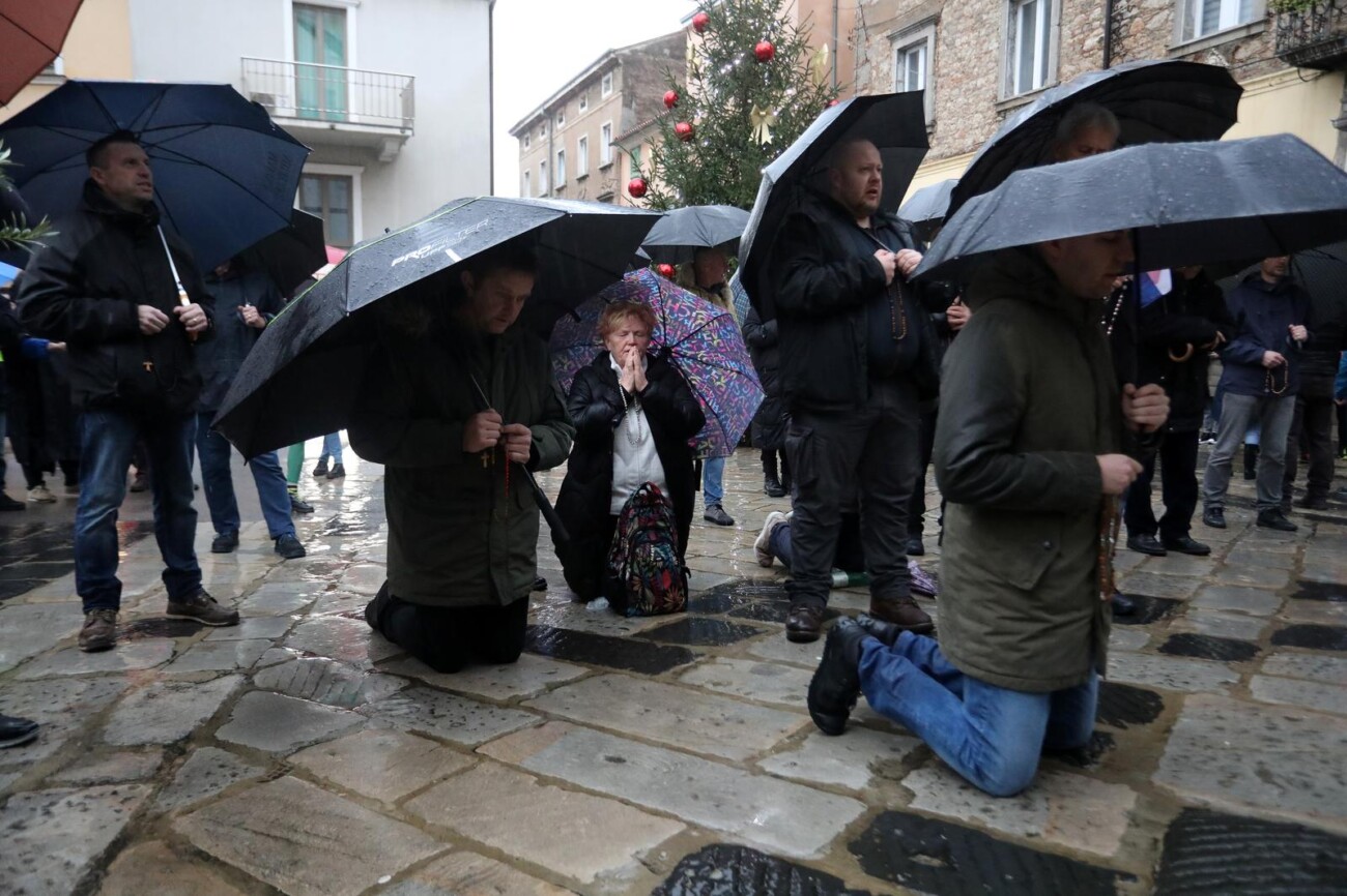 Rijeka: Molitelji pred katedralom Svetog Vida Rijeka: Molitelji pred katedralom Svetog Vida