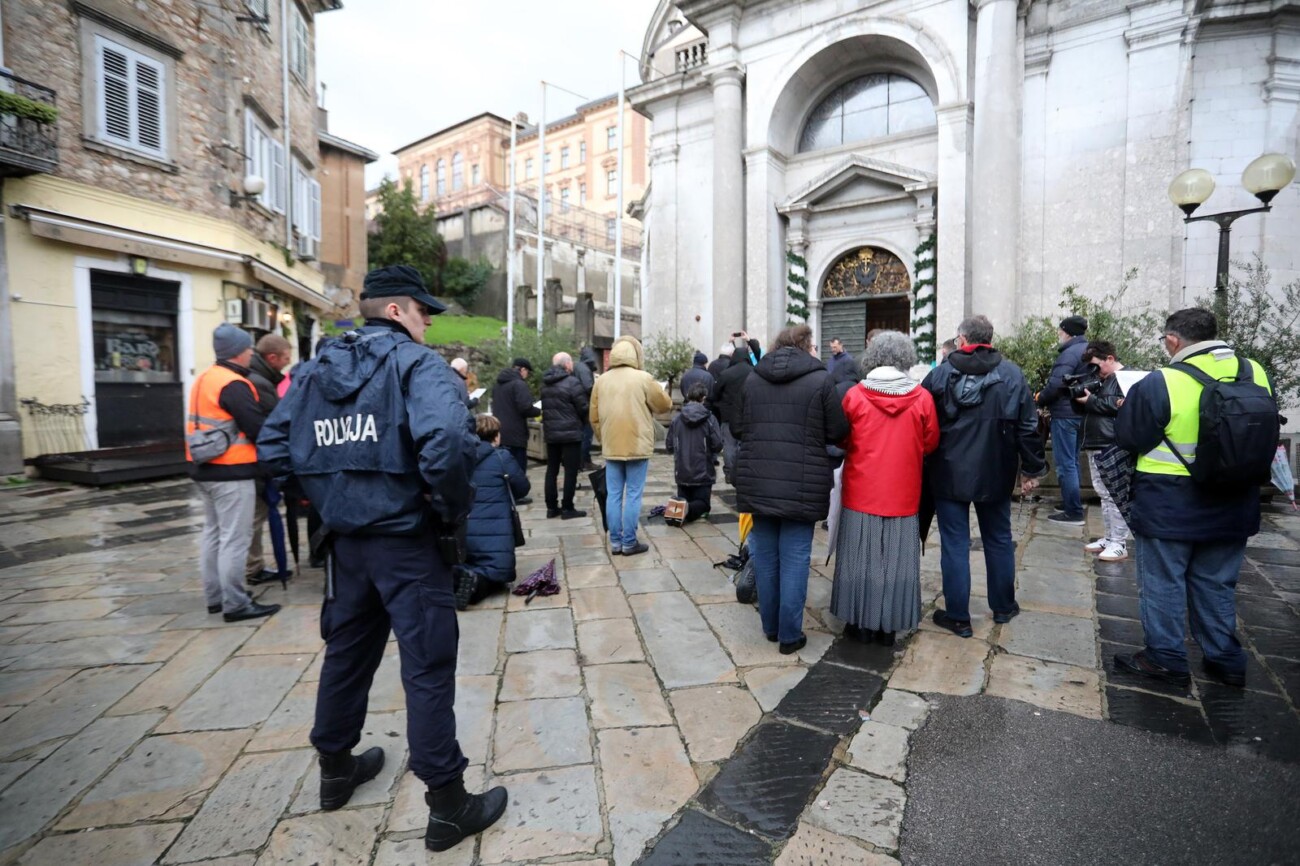 Rijeka: Molitelji pred katedralom Svetog Vida Rijeka: Molitelji pred katedralom Svetog Vida