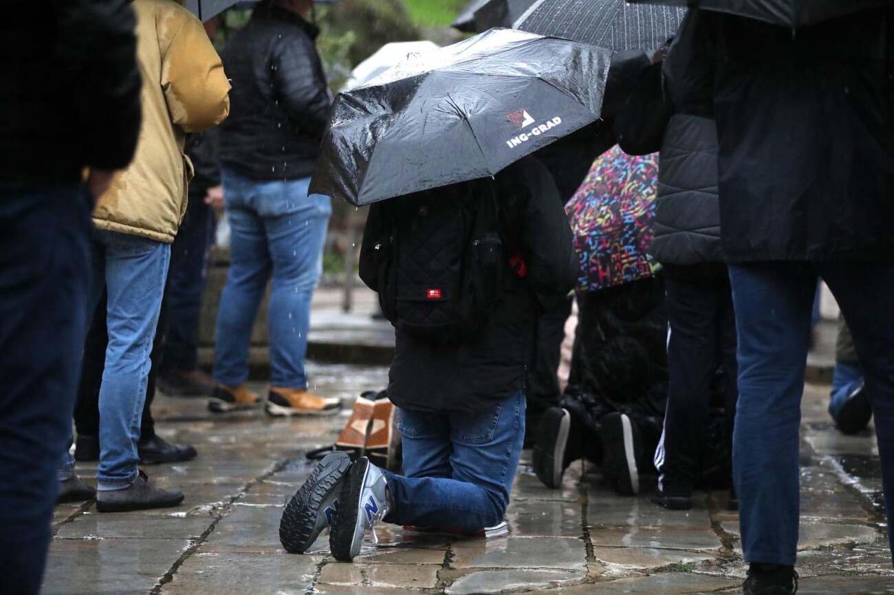 Rijeka: Molitelji pred katedralom Svetog Vida Rijeka: Molitelji pred katedralom Svetog Vida