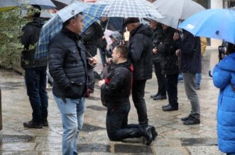Rijeka: Molitelji pred katedralom Svetog Vida Rijeka: Molitelji pred katedralom Svetog Vida