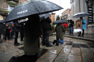 Rijeka: Molitelji pred katedralom Svetog Vida Rijeka: Molitelji pred katedralom Svetog Vida