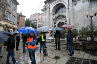 Rijeka: Molitelji pred katedralom Svetog Vida Rijeka: Molitelji pred katedralom Svetog Vida