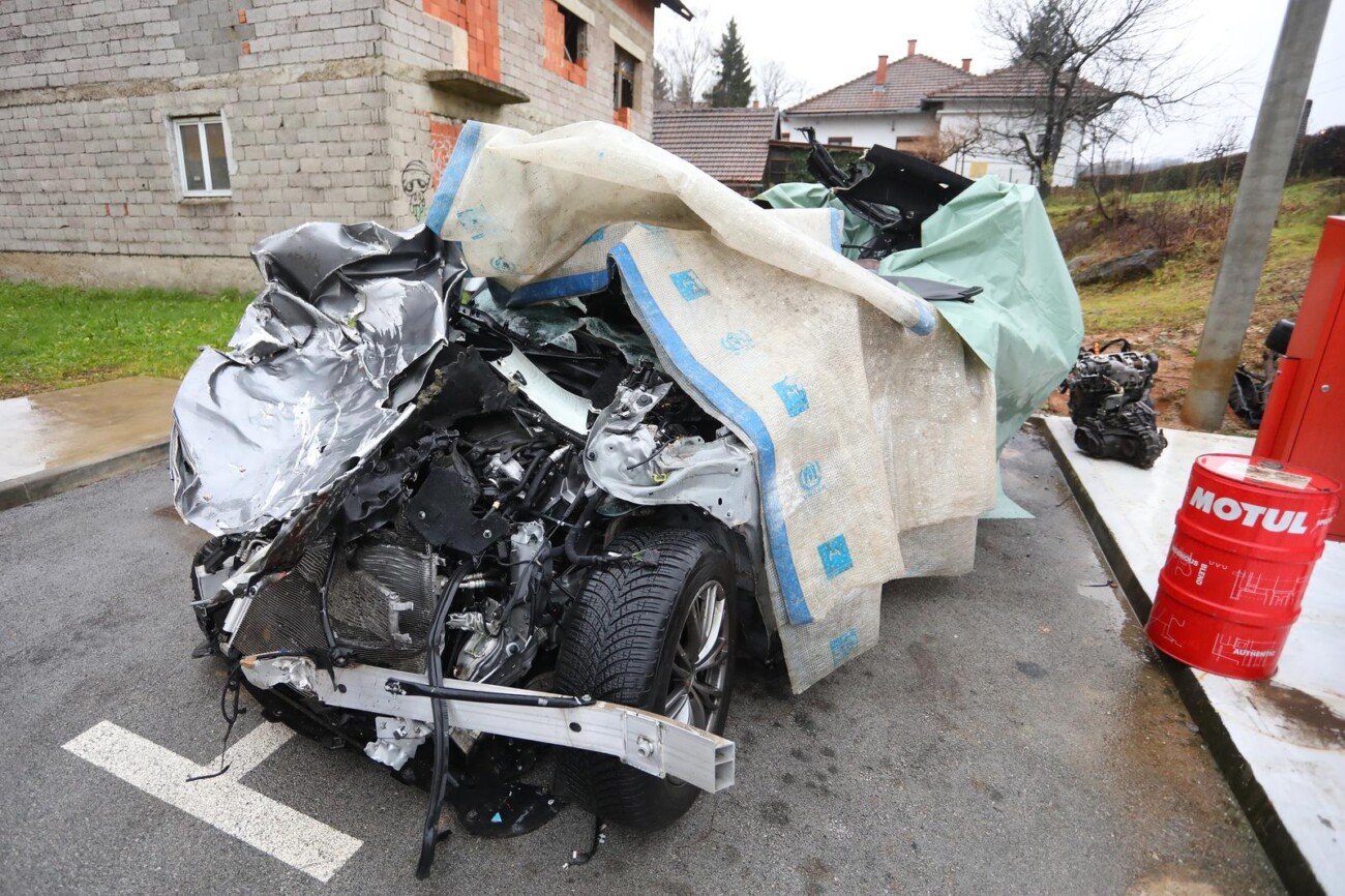 Karlovac: Olupina auta u kojem je poginuo bracni par iz Rijeke Karlovac: Olupina auta u kojem je poginuo bracni par iz Rijeke