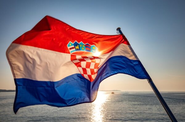 Na današnji dan 1990. službeno je usvojena zastava Republike Hrvatske