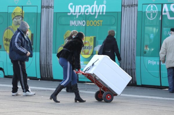 Zagreb: U tramvaj s perilicom rublja