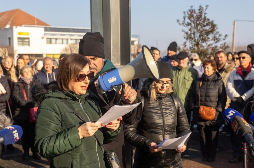 Vukovar: Prosvjed roditelja pretučenih mladića i Vukovaraca zbog nasilja u gradu Vukovar: Prosvjed roditelja pretučenih mladića i Vukovaraca zbog nasilja u gradu