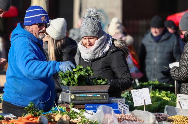 Zagreb: Sunčana subota na gradskoj tržnici Dolac