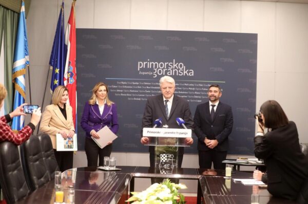 Rijeka: KOnferencija zupana Komadine i procelnika