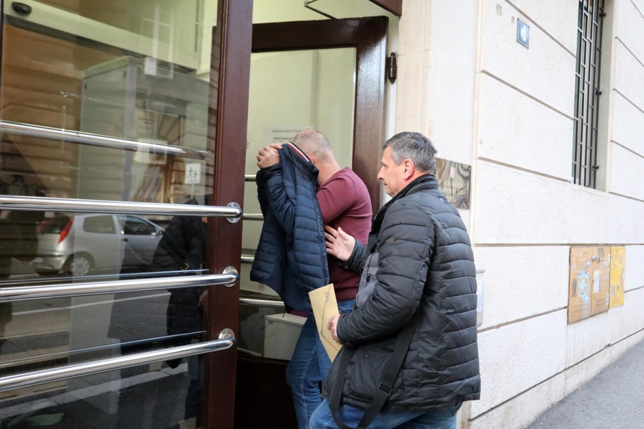 Rijeka: Dolazak osumnji?enih iz afere Vrbovsko na USKOK Rijeka: Dolazak osumnji?enih iz afere Vrbovsko na USKOK