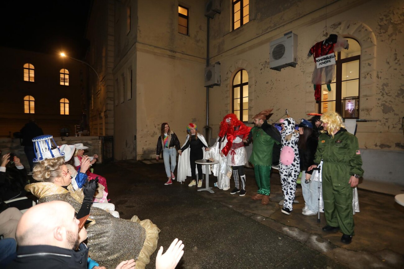 Rijeka: ?lanovi karnevalske skupine Pom F Ri podigli pusta Romerkruella Adventic na Pomorskom fakultetu Rijeka: ?lanovi karnevalske skupine Pom F Ri podigli pusta Romerkruella Adventic na Pomorskom fakultetu