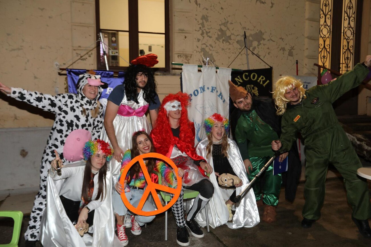 Rijeka: Članovi karnevalske skupine Pom F Ri podigli pusta Romerkruella Adventic na Pomorskom fakultetu Rijeka: Članovi karnevalske skupine Pom F Ri podigli pusta Romerkruella Adventic na Pomorskom fakultetu