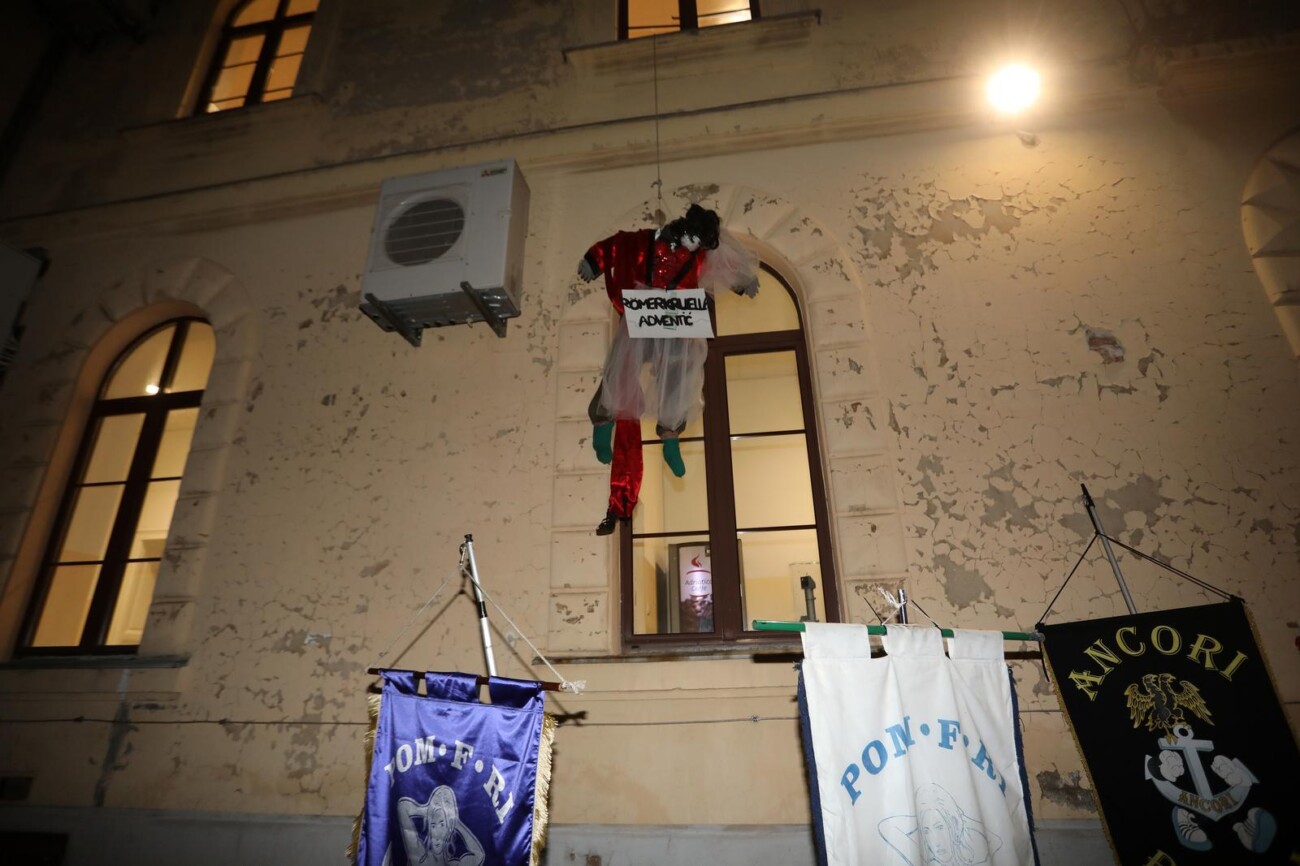 Rijeka: Članovi karnevalske skupine Pom F Ri podigli pusta Romerkruella Adventic na Pomorskom fakultetu Rijeka: Članovi karnevalske skupine Pom F Ri podigli pusta Romerkruella Adventic na Pomorskom fakultetu