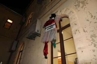 Rijeka: Članovi karnevalske skupine Pom F Ri podigli pusta Romerkruella Adventic na Pomorskom fakultetu Rijeka: Članovi karnevalske skupine Pom F Ri podigli pusta Romerkruella Adventic na Pomorskom fakultetu