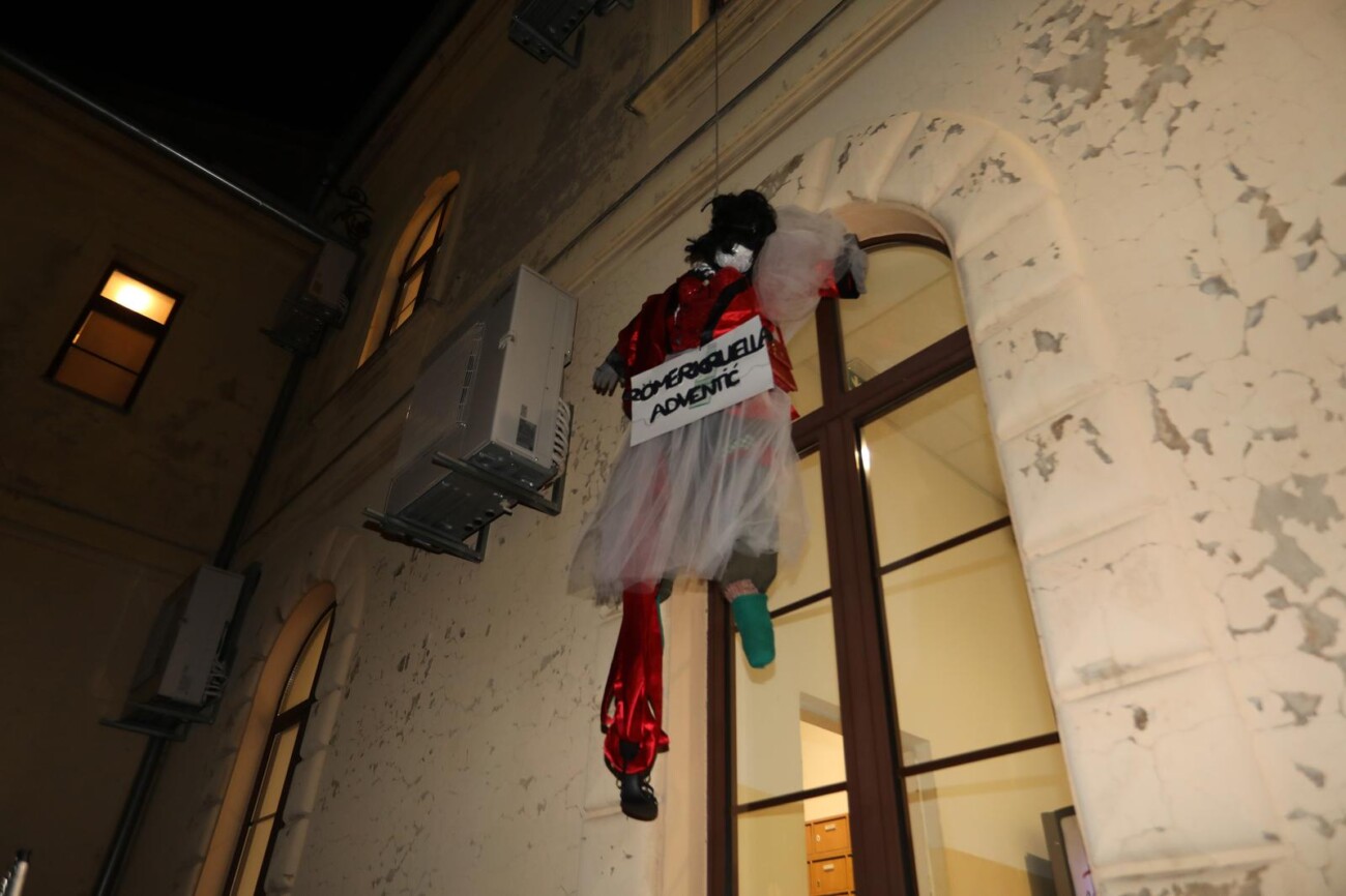 Rijeka: Članovi karnevalske skupine Pom F Ri podigli pusta Romerkruella Adventic na Pomorskom fakultetu Rijeka: Članovi karnevalske skupine Pom F Ri podigli pusta Romerkruella Adventic na Pomorskom fakultetu
