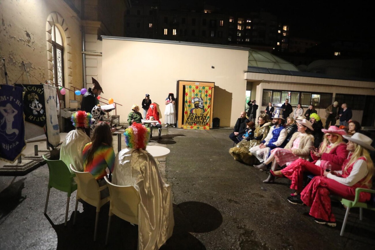 Rijeka: Članovi karnevalske skupine Pom F Ri podigli pusta Romerkruella Adventic na Pomorskom fakultetu Rijeka: Članovi karnevalske skupine Pom F Ri podigli pusta Romerkruella Adventic na Pomorskom fakultetu