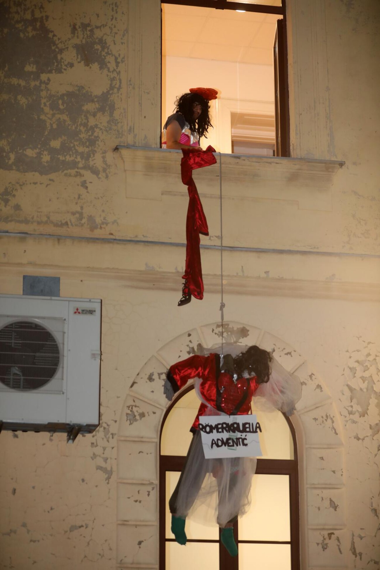 Rijeka: Članovi karnevalske skupine Pom F Ri podigli pusta Romerkruella Adventic na Pomorskom fakultetu Rijeka: Članovi karnevalske skupine Pom F Ri podigli pusta Romerkruella Adventic na Pomorskom fakultetu