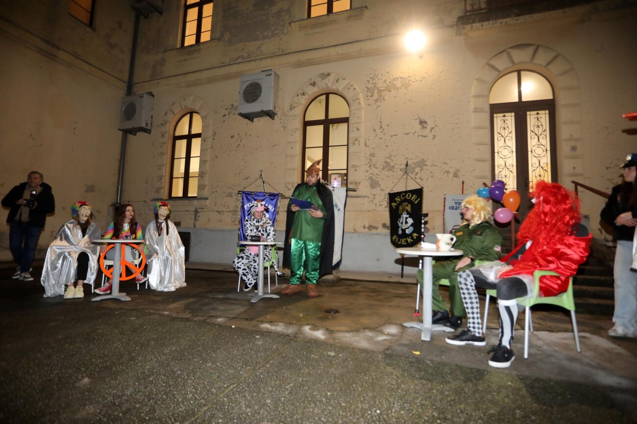 Rijeka: Članovi karnevalske skupine Pom F Ri podigli pusta Romerkruella Adventic na Pomorskom fakultetu Rijeka: Članovi karnevalske skupine Pom F Ri podigli pusta Romerkruella Adventic na Pomorskom fakultetu