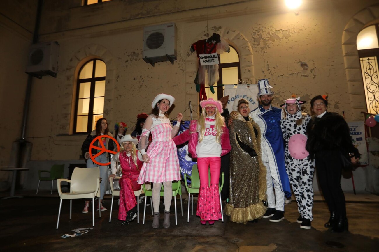 Rijeka: ?lanovi karnevalske skupine Pom F Ri podigli pusta Romerkruella Adventic na Pomorskom fakultetu Rijeka: ?lanovi karnevalske skupine Pom F Ri podigli pusta Romerkruella Adventic na Pomorskom fakultetu