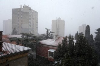 Rijeka: Gust snijeg pada širom grada Rijeka: Gust snijeg pada širom grada