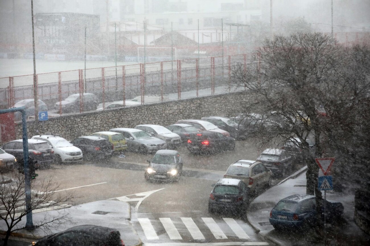 Rijeka: Gust snijeg pada širom grada Rijeka: Gust snijeg pada širom grada