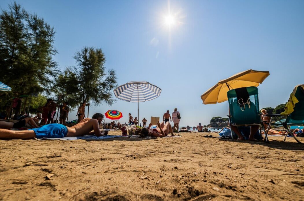Split: Domaći i turisti na plaži Firule potražili osvježenje od velikih vrućina Split: Domaći i turisti na plaži Firule potražili osvježenje od velikih vrućina
