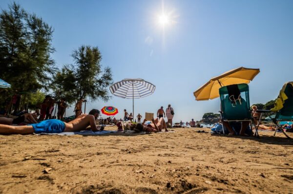 Split: Domaći i turisti na plaži Firule potražili osvježenje od velikih vrućina