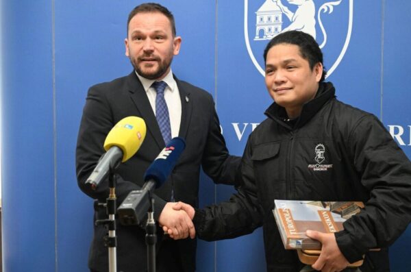 Filipinac kod Velike Gorice spasio djecu iz gorućeg autobusa, danas je primio javno priznanje