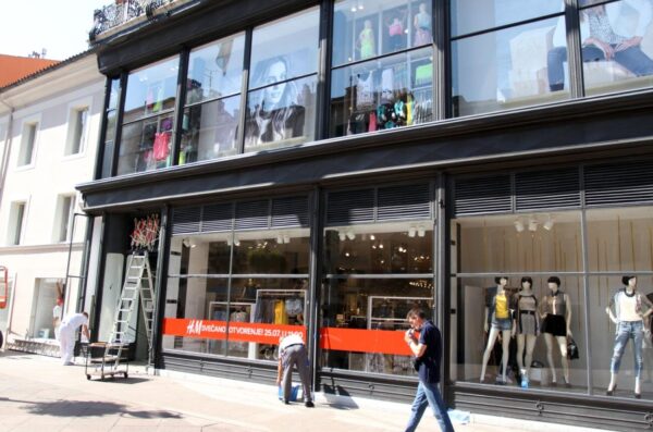 Rijeka: Posljednje pripreme prije sutranjeg otvorenja trgovine H&M na Korzu